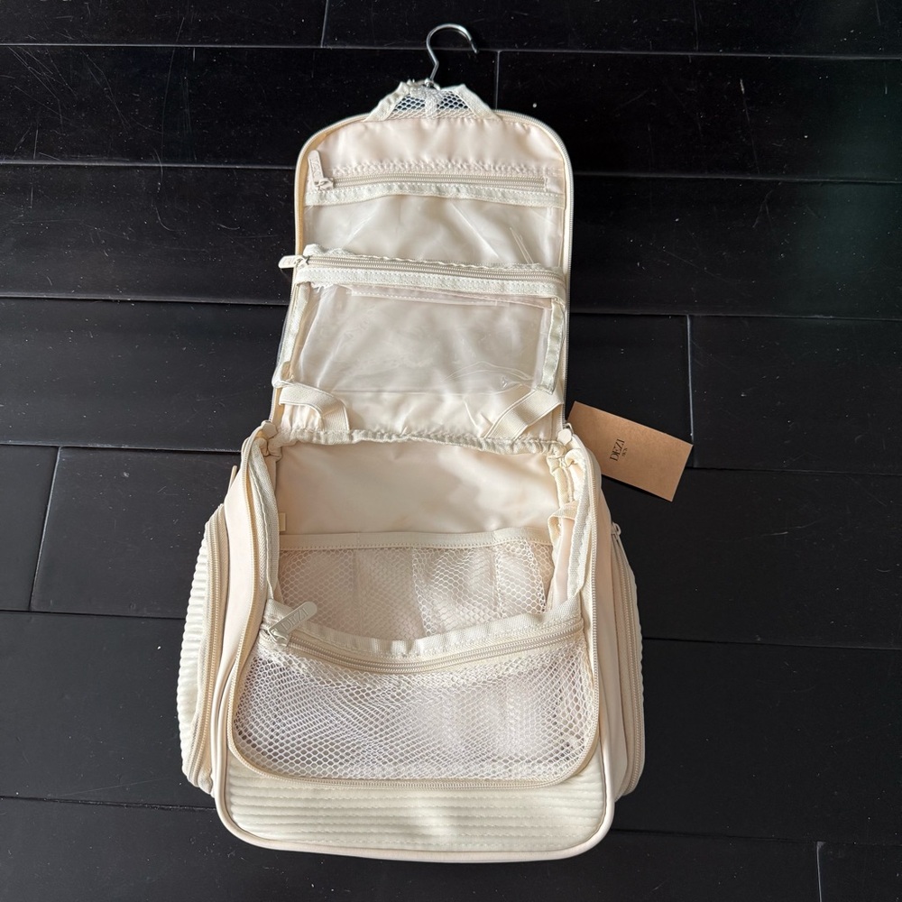NWT Dezi Skin Pack It All Multi-Purpose Hanging Travel Bag